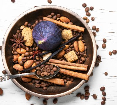 Türk kahvesi incir ile