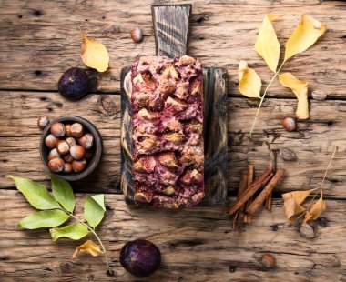 Fındık ile meyve ekmek