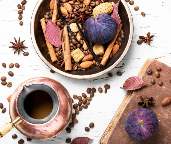 Türk kahvesi incir ile