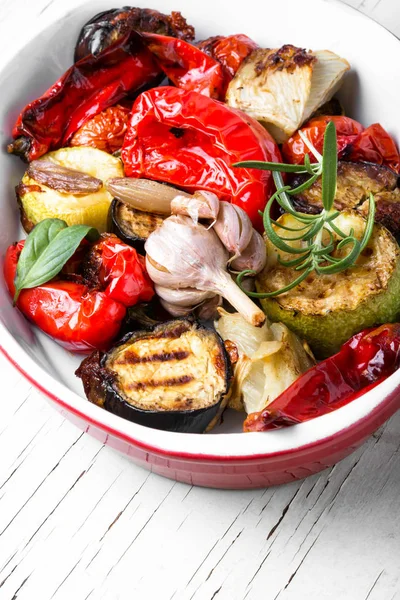 접시에 구운된 야채 — 스톡 사진