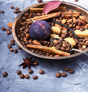 Türk kahvesi incir ile