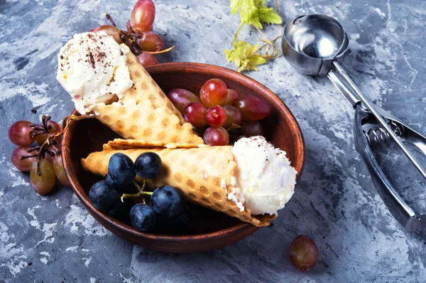 Ice cream with a taste of grapes — Stock Photo, Image
