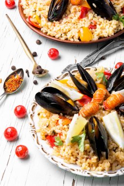 İspanyol paellası ve deniz ürünleri.