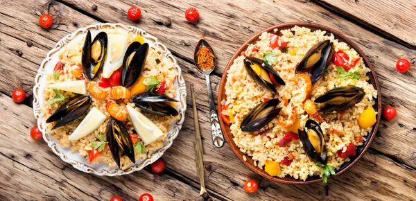 İspanyol paellası ve deniz ürünleri.