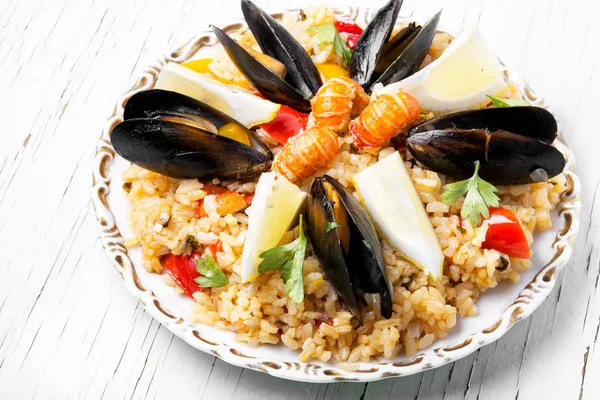 İspanyol paellası ve deniz ürünleri.