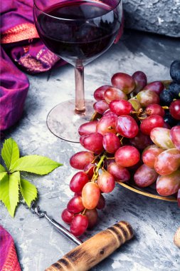 Genç kırmızı şarap