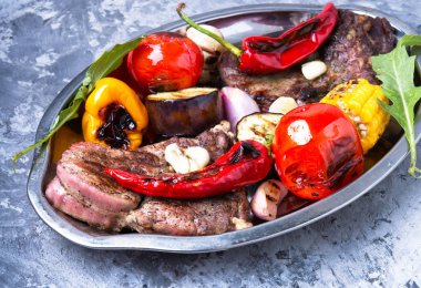 Kızarmış et ve sebze.