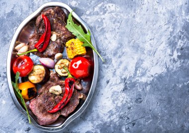 Kızarmış et ve sebze.