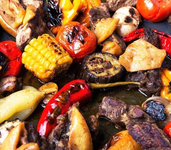 Carne y hortalizas a la parrilla —  Fotos de Stock