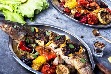 Izgara balık içinde bir tepsi