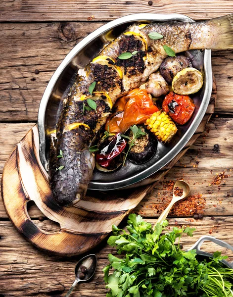 Izgara balık içinde bir tepsi