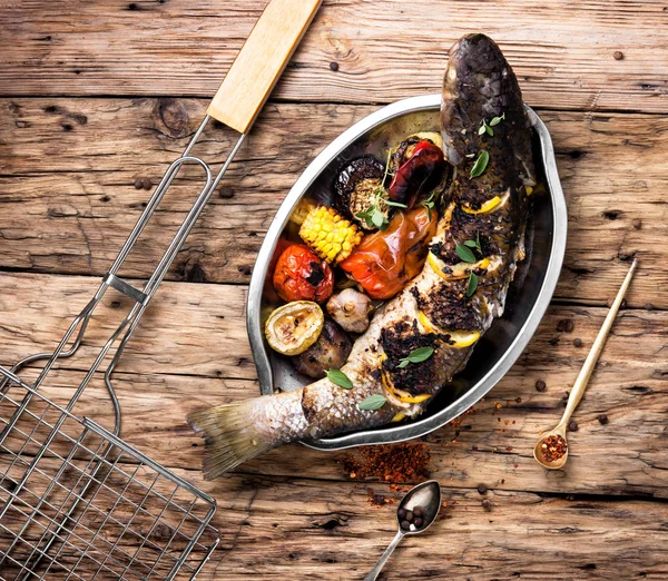 Gegrillter Fisch in einem Tablett — Stockfoto