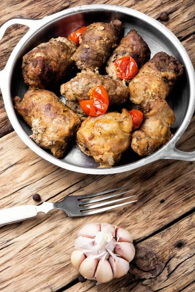 Roulades de carne en un tazón de metal —  Fotos de Stock