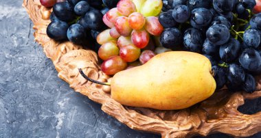 Bir tepsi üzerinde farklı üzüm