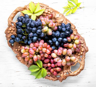 Bir tepsi üzerinde farklı üzüm