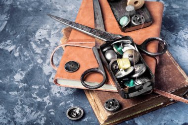 mavi bir arka plan üzerinde dikiş aksesuarları