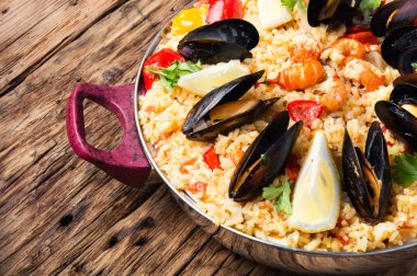 Deniz mahsullü Paella.