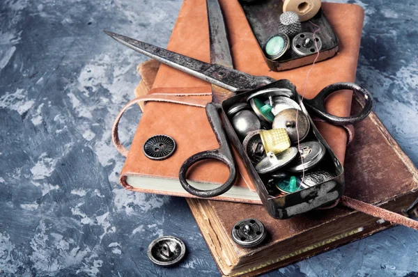 mavi bir arka plan üzerinde dikiş aksesuarları