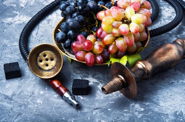 Fumar narguile con uvas — Foto de Stock