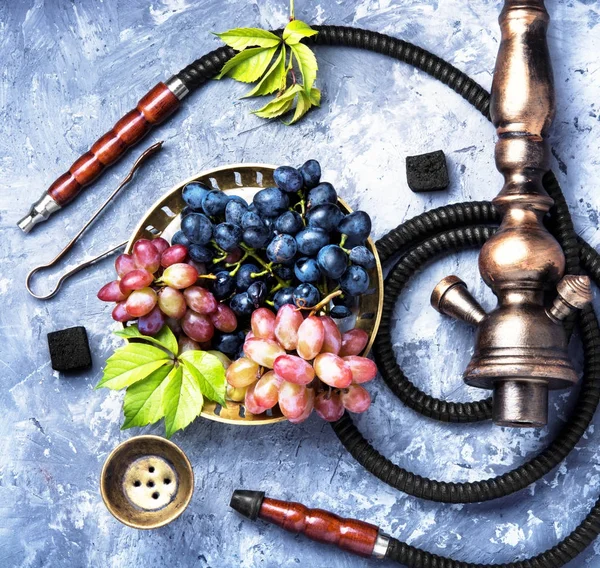 Fumar narguilé com uvas — Fotografia de Stock