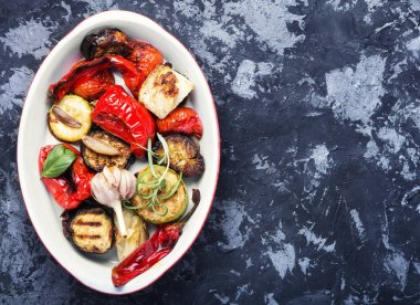 ızgara sebzeli plaka