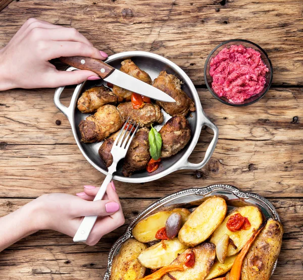 sığır eti roulades metal bir kase içinde