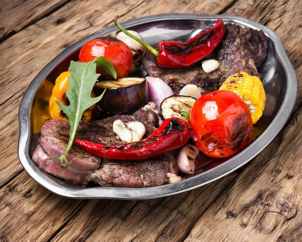 Carne de bovino grelha carne e legumes — Fotografia de Stock