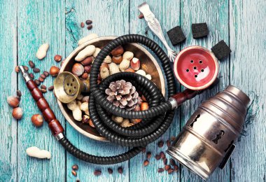 Bir somun tadı ile nargile