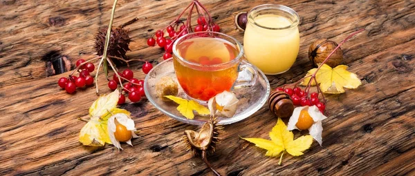 Çay ile sonbahar natürmort