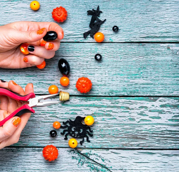 Making jewelery for Halloween — Stock Photo, Image