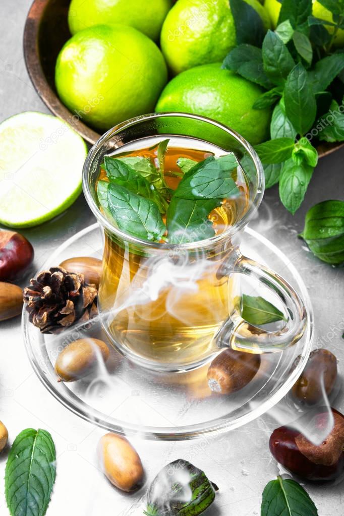 зеленый чай с лаймом и мятой. зелёный чай ice tea. лайм с чаем пьют. чай с лаймом. лайм с чаем пьют.