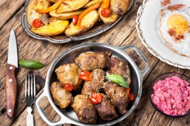 Izgara et haşlanmış patates ile