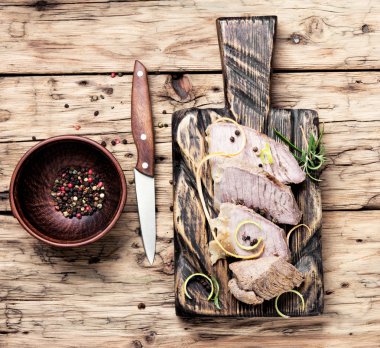 şnitzel mutfak kesme tahtası üzerinde