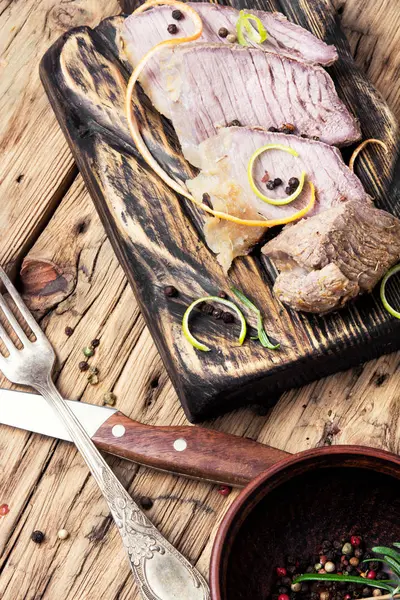 Schnitzel sur planche à découper de cuisine — Photo