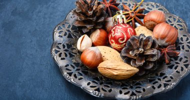 Kuruyemiş, baharat ve koni ile Noel kompozisyon