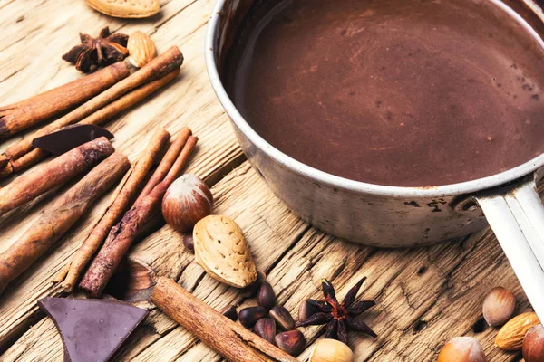 Olvad csokoládé, egy fém tálban — Stock Fotó