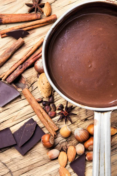 Olvad csokoládé, egy fém tálban — Stock Fotó