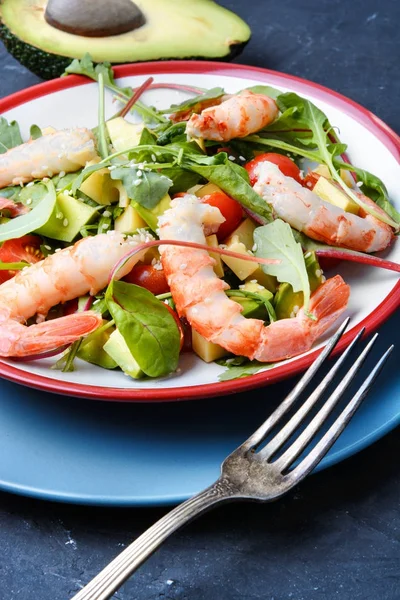 Salat mit Garnelen, Tomaten und Rucola — Stockfoto