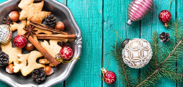 Weihnachtsplätzchen und Christbaumkugeln — Stockfoto