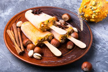 Ice cream kabak ve fındık ile