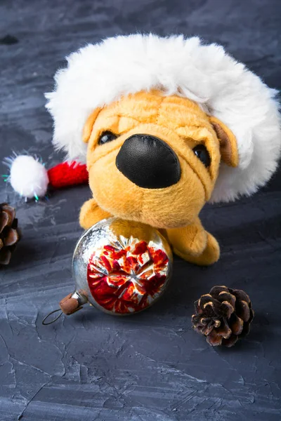 Kerstdecoratie met speelgoed hond — Stockfoto