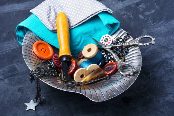 Tlačítka, nůžky a vlákna — Stock fotografie