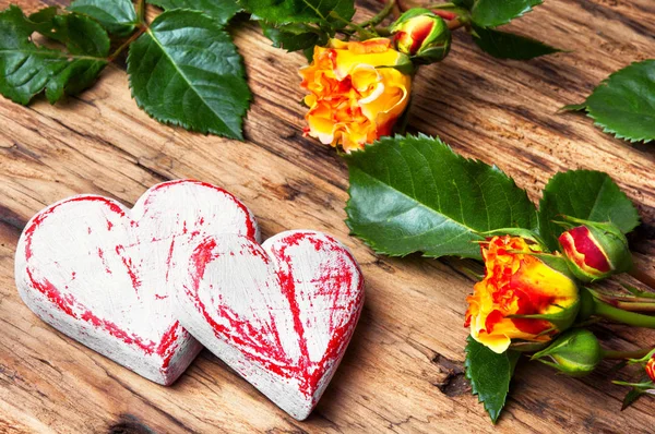 Corazón simbólico de madera y flores —  Fotos de Stock