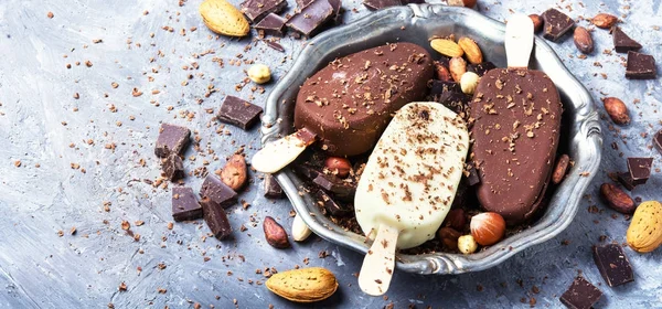 Chocolate ice cream with almonds — Stock Photo, Image