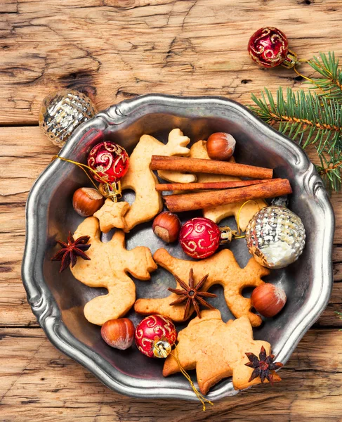 Vánoční cukroví a vánoční ozdoby — Stock fotografie