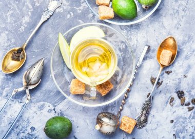 Kireç ve feijoa ile çay