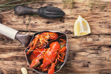 metal tavada pişmiş kerevit