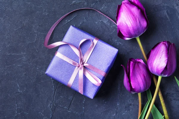 Gift and tulip — Stock Photo, Image