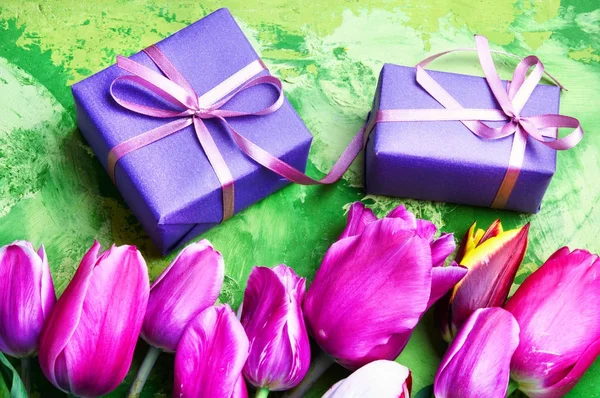 Spring flowers and gift box — Stock Photo, Image