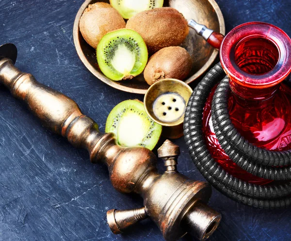 Narguilé shisha com kiwi — Fotografia de Stock